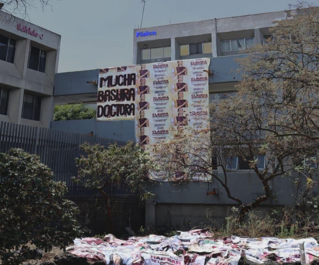 Me comparten esta actividad que hicieron estudiantes de biología, física, matemáticas y actuaria en la Facultad de Ciencias de la UNAM de donde egresó Claudia Sheinbaum. “Mucha basura” 🗑️ en protesta por la cantidad de lonas que contaminan