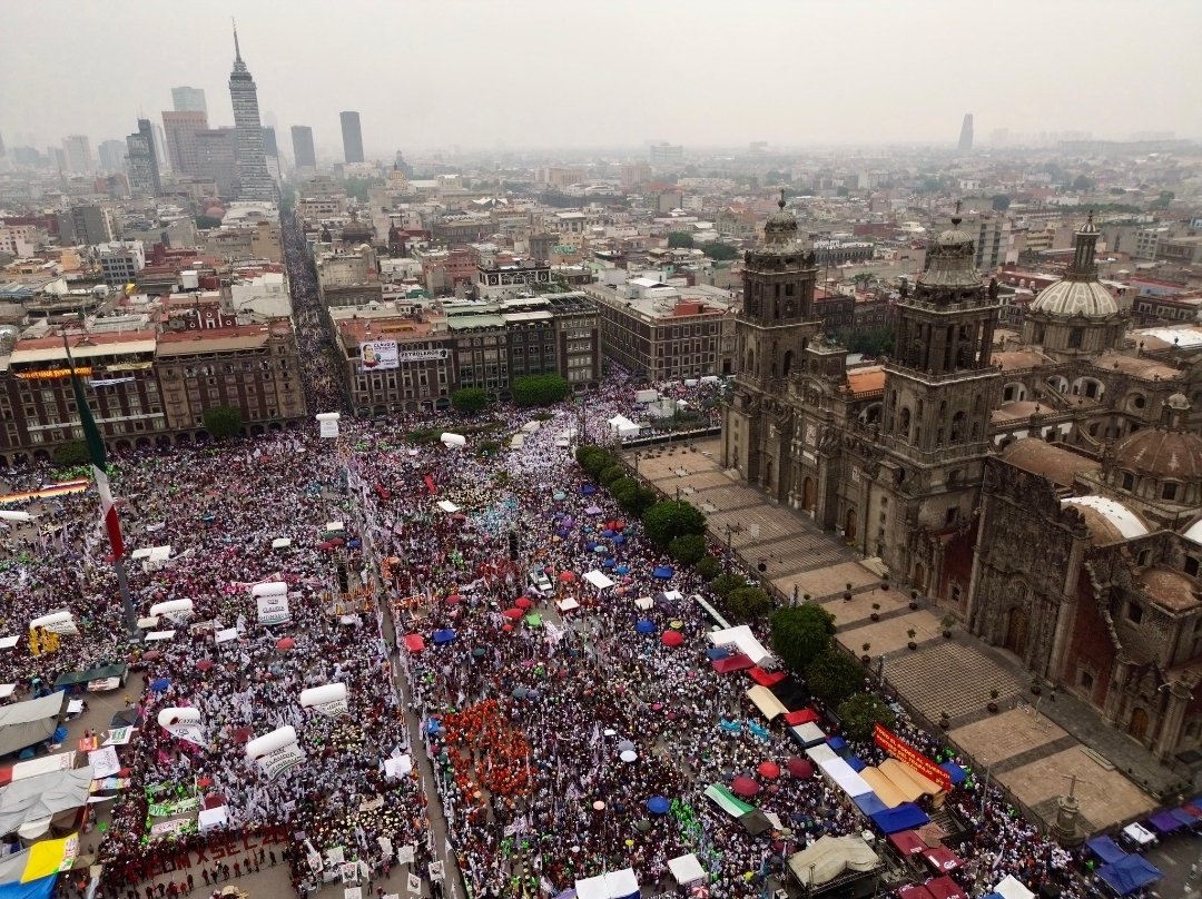catrina_nortena's tweet photo. #ULTIMAHORA
🚨 LLENO TOTAL EN EL ZÓCALO

Ya no cabe ni un alfiler para el Cierre de Campaña de @Claudiashein

#AlZócaloConClaudia https://t.co/aMUgk40qk7