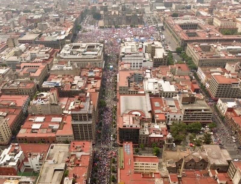#ULTIMAHORA 🚨 LLENO TOTAL EN EL ZÓCALO Ya no cabe ni un alfiler para el Cierre de Campaña de @Claudiashein #AlZócaloConClaudia