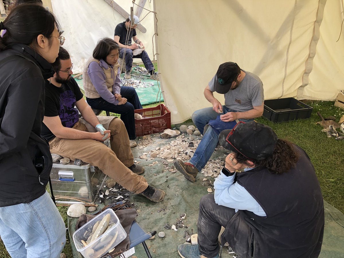 Troisième jour avec le retour du soleil ☀️ l’analyse des supports de gravure côtoie la stabilisation des os fracturés. Et du débitage de lames à la manière magdalénienne… What else? Plein d’autres choses que vous découvrirez samedi et dimanche à Arkéos.