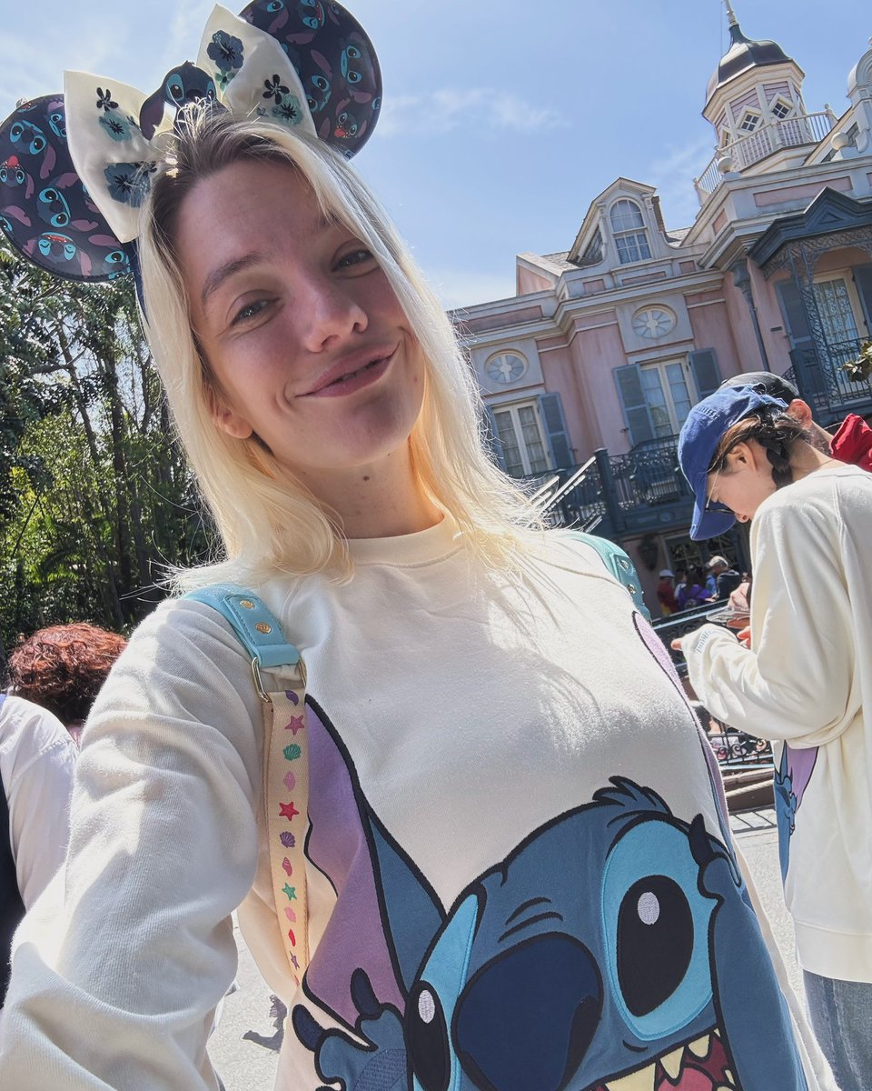 I love everything Disney … Come spoil me with something extra cute! Wishlist below for all the brave ones 👇👇👇