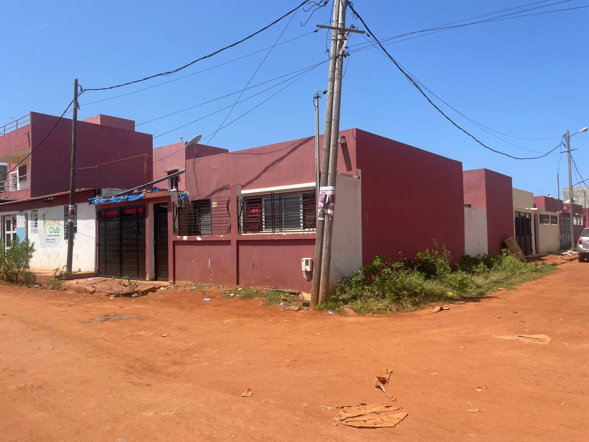 Il va falloir d'abord gagner la confiance Sénégalais, en respectant dabord les engagements que <a href="/TeyliomP/">Teyliom Properties</a> s'était fixé envers les résidents de la cité de Akys de #bambilor #malfaçons #publicités
#arnaques Voici votre projet dans cette cité. <a href="/PR_Diomaye/">Bassirou Diomaye Faye</a> <a href="/MUCTATSenegal/">Min. Urbanisme Collectivités aménagmt territoires</a>