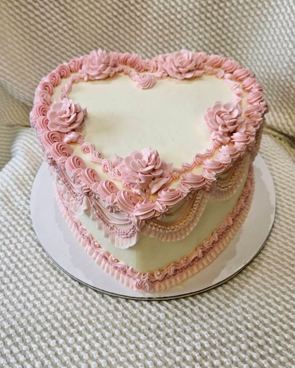 casualgourmet's tweet image. A Casual cake that's all dressed up for a very special occasion.
#CasualCakes #CapeCodBaker