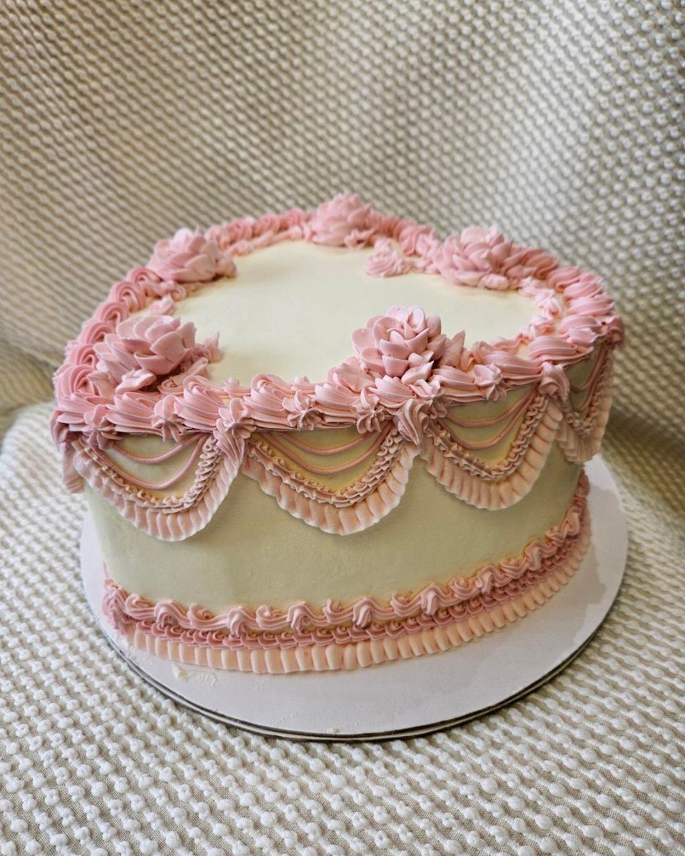 casualgourmet's tweet image. A Casual cake that's all dressed up for a very special occasion.
#CasualCakes #CapeCodBaker