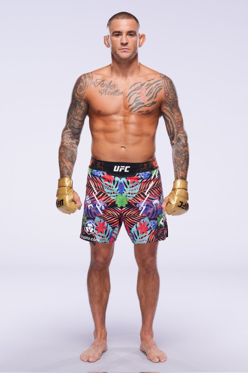 Dustin Poirier with his new shorts and the golden gloves.

📸 Getty Images.