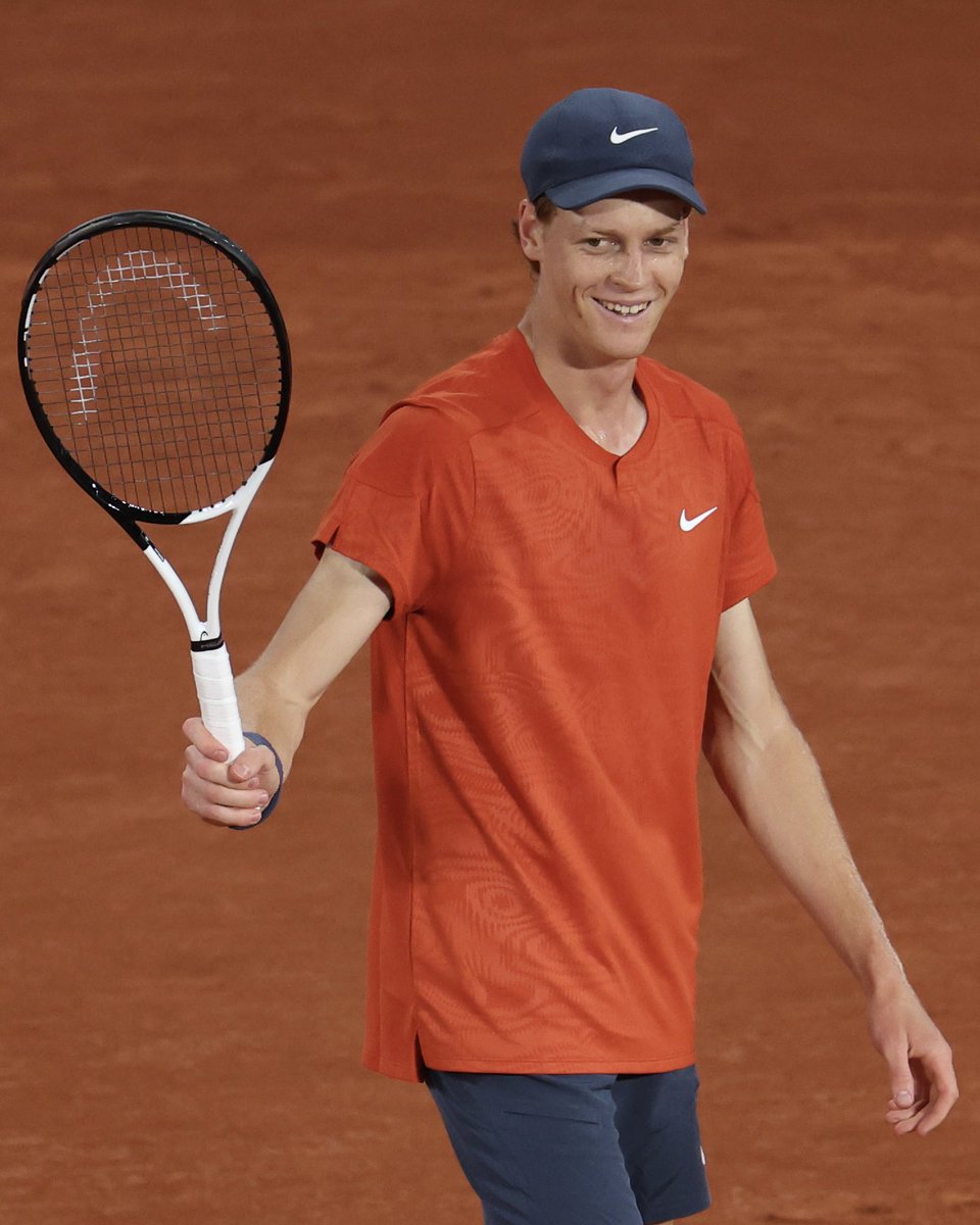 Il sorriso di chi ha raggiunto il terzo turno del #RolandGarros 😁🫶

#Sinner si impone su Gasquet per 6-4 6-2 6-4 🙌