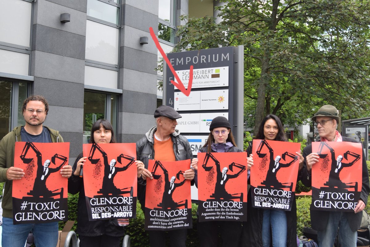 Während heute im Steueroasen-Kanton Zug die Aktionärsversammlung von Glencore stattfand, forderten Red Colombia Rhein-Main &amp; die Kampagne <a href="/freeArroyoBruno/">freebrunoofficial</a> am #Frankfurt|er Konsulat der 🇨🇭 ein Ende der Naturzerstörung durch Kohleabbau in #Kolumbien.
#ToxicGlencore #ClimateJustice