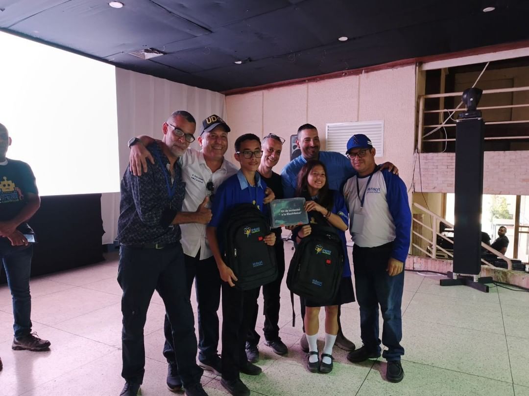 #DeInterés | Los niños y niñas se superaron en la categoría Desafío en el evento realizado simultáneamente con la Feria de Innovación “Semilleros Científicos” en la capital del estado Sucre 🏆

¡Futuro científico de la patria! 👏🏻👩🔬

#UnidosDeCorazón