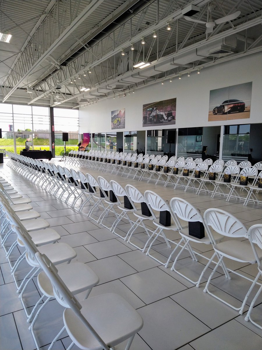 Je suis chez @mercedezbenz de Québec afin d'assister au défilé de mode de seconde main de l'espace boutique Prêt-à-REporter #SlowFashion #FashionShow