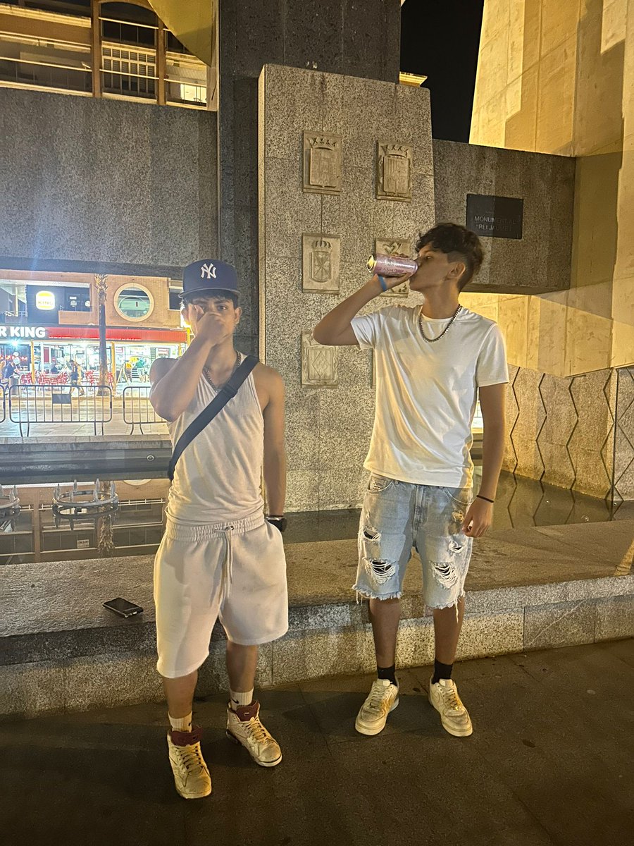 Alexituu07's tweet photo. Yo y mi leal
Yo y mi sangre 
Yo y mi fiel
Yo y mi hermano
Yo y mi prepucio
Yo y mi bro
Yo y mi brother 
Yo y mi tete
Yo y mi jai 
Yo y mi mugre https://t.co/aCth5OCCeg