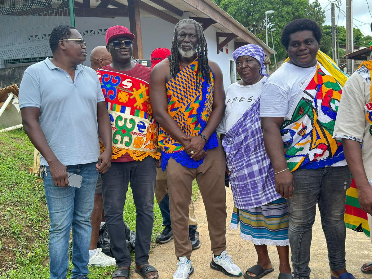 abidjanshow's tweet image. Rencontre de #Tiken Jah avec les chefs traditionnels MARRON de la Guyane.

"Ici il y a des noms de famille comme: Kodjo, Kouamé, #Koffi, #Adingra. Nos frères sont là et ils ont gardé leurs traditions", rapporte l'artiste.