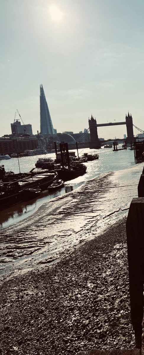 A photo with that bothersome shard in it again from Wapping, taken this time last year. A great mudlark location 🤓