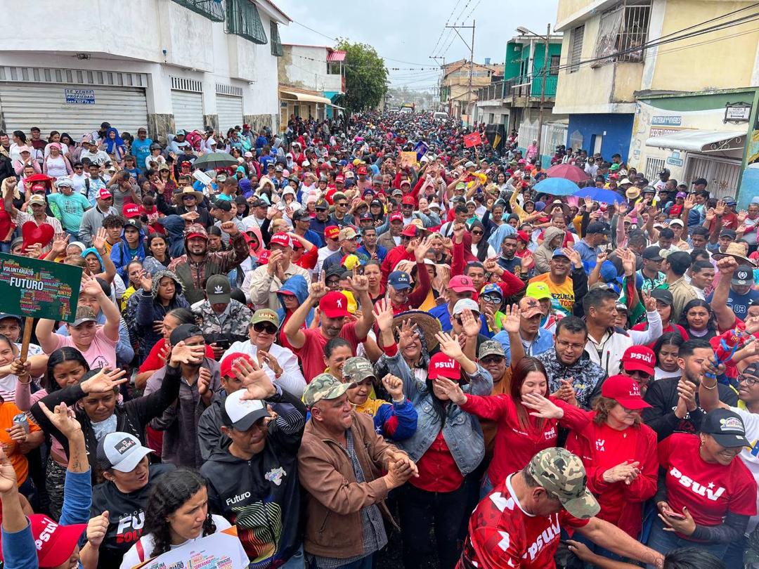 Inmensa y hermosa movilización del pueblo de Sanare, municipio Andrés Eloy Blanco en el estado Lara. Cuánto amor por la Patria de sus hombres y mujeres, de los hijos e hijas de esta tierra noble y bella. Sanare unida, jamás será vencida. Estamos viviendo un nuevo despertar de la