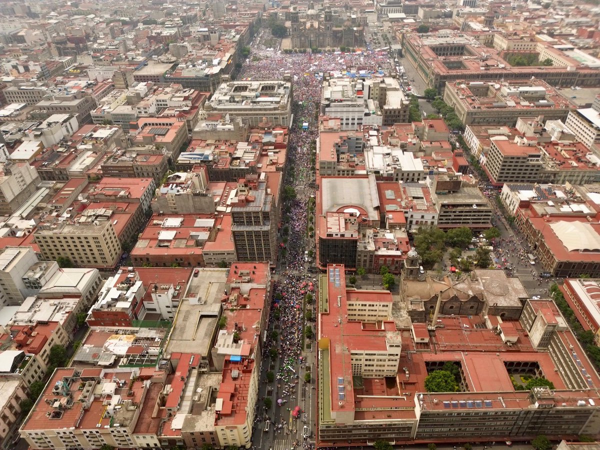 #EnFotos📸 Así luce el #Zócalo capitalino y sus calles aledañas, previo al cierre de campaña de @Claudiashein