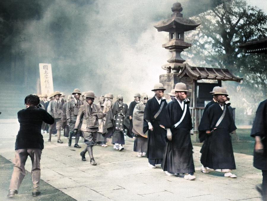 🇯🇵空襲に備えて防毒マスクを着用し、防空演習に参加する浅草寺の僧侶たち (1936.5.30)