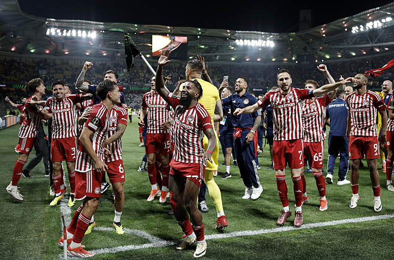 🏆 Olympiakos, Fiorentina'yı uzatmalarda 1-0 mağlup ederek UEFA Konferans Ligi'ni müzesine götürdü. ✅ Olympiakos, Avrupa şampiyonluğu kazanan ilk Yunanistan kulübü oldu.