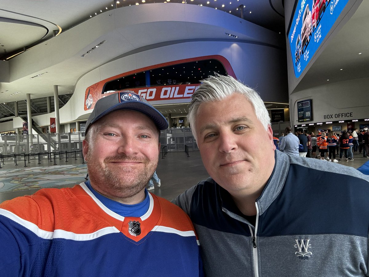 So awesome getting to listen to @OilersNow with @Bob_Stauffer and @frank_seravalli LIVE in @RogersPlace!! #LetsGoOilers