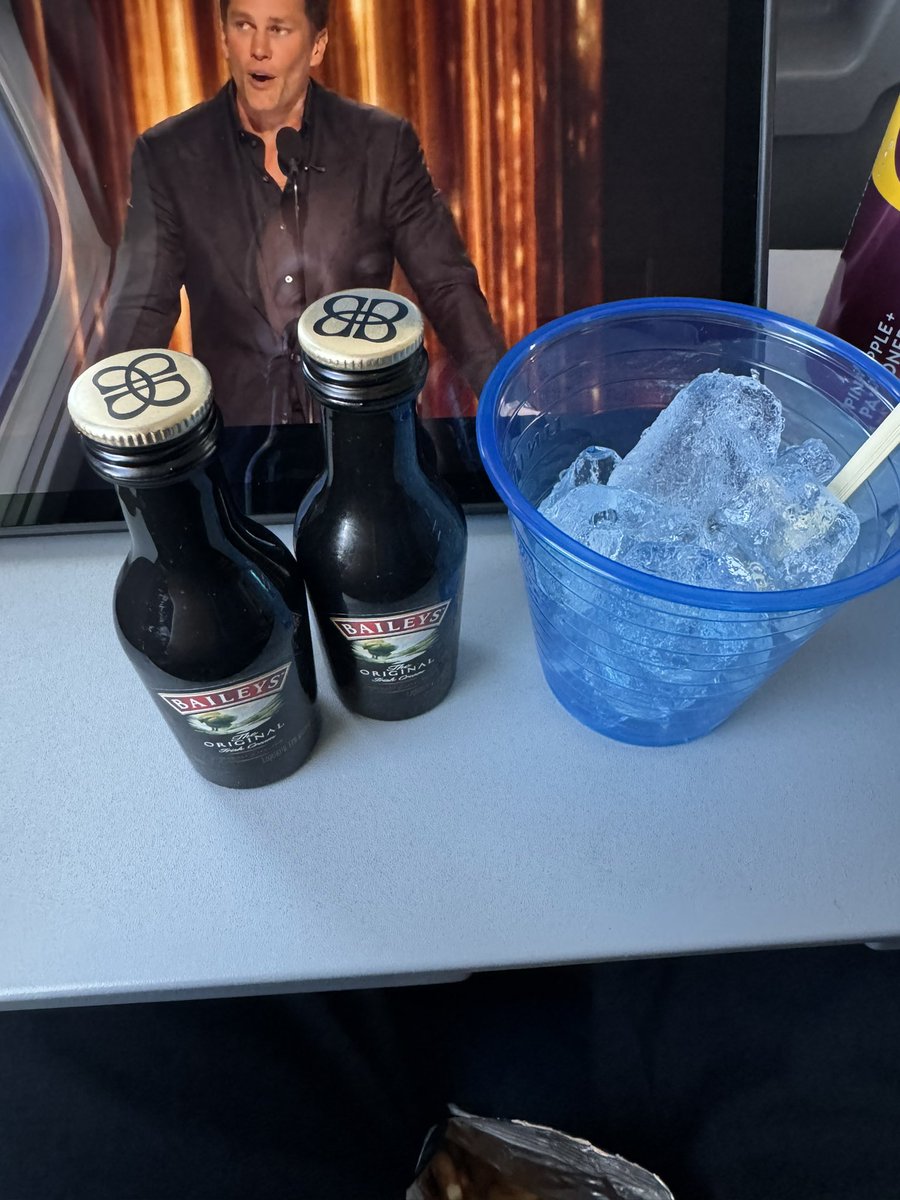 chicogsr's tweet photo. What a nice surprise!! Flight UA1986 SFO-SEA the nice flight attendant (I didn’t get her name 😔)came and gave me these as an early birthday present!!  Thanks @united very thoughtful! https://t.co/xZluR45CJV