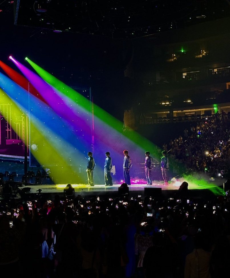 FAIRYK4I's tweet photo. meu deus tiraram A FOTO do txt no palco https://t.co/fbUYquQTBX