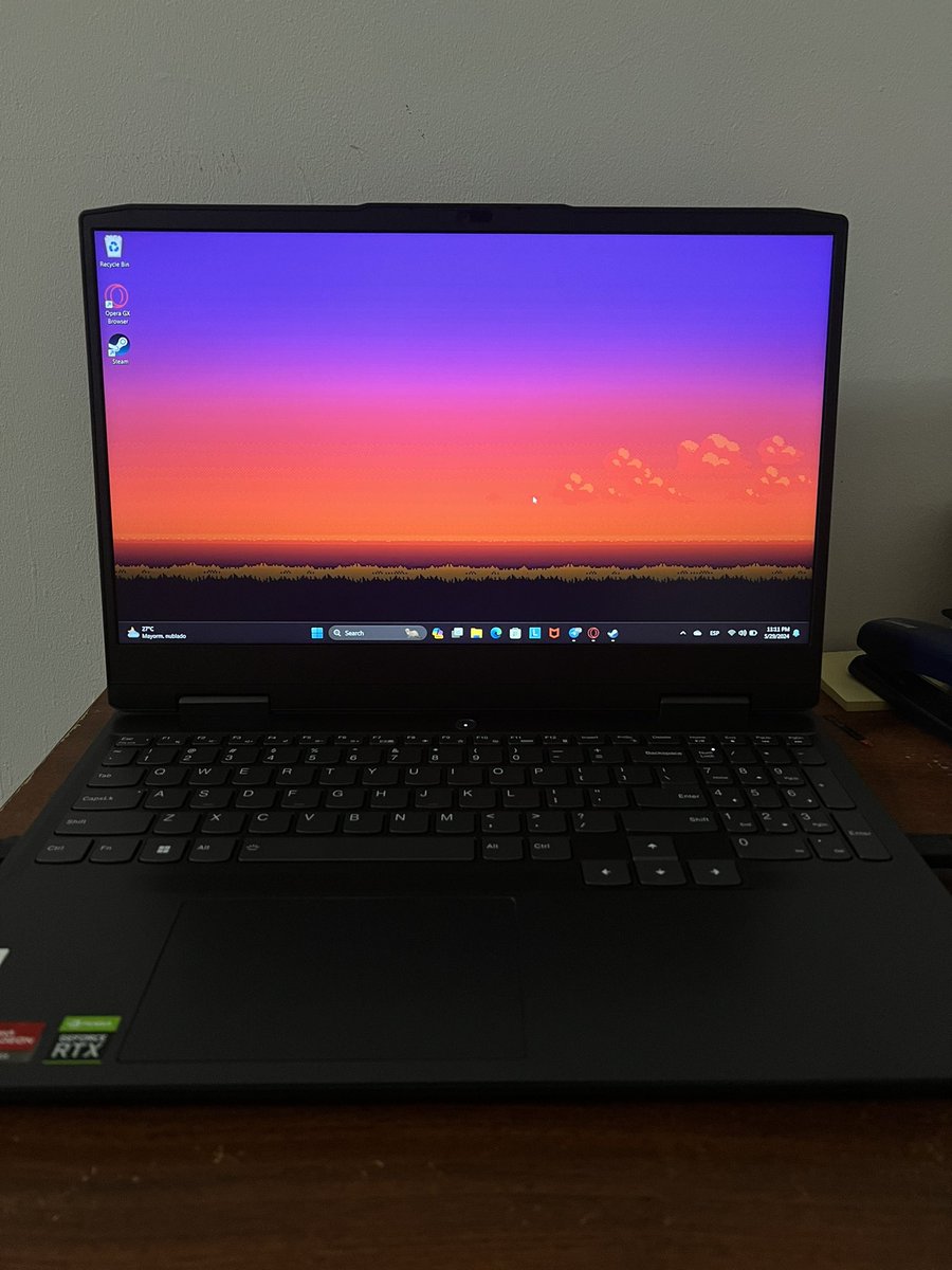 feelingdani's tweet photo. Hoy llegó la laptop que compré y no puedo estar más feliz, muchachos. Llevo años diciendo que quería comprar una, pero no podía porque con lo que ganaba de vaina me alcanzaba para sobrevivir. Este trabajo me cambió y me recalcó que la recompensa del esfuerzo siempre llega :) https://t.co/rQJSD8Pbow