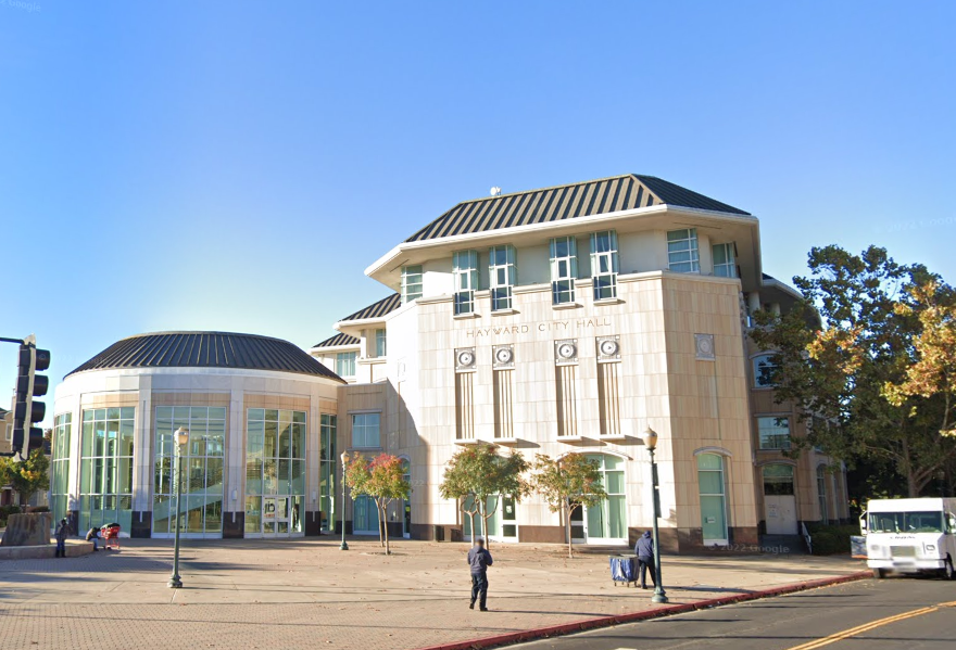 henrykleeKTVU's tweet photo. Zachary Deakin, 33, held by @HaywardPD, charged by @AlamedaCountyDA w/misdemeanor vandalism after officers say they caught him defacing @cityofhayward City Hall w/permanent marker. He has priors for damaging Weekes @HaywardLibrary, Heritage Inn Express &amp; @ACSOSheriffs jail cell https://t.co/yVlMurq3wq