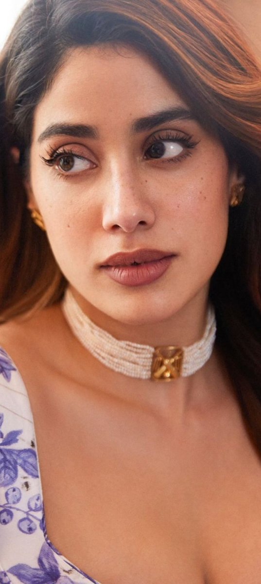 She is nothing short of a celestial goddess, a radiant star whose every move leaves us in awe 
From the moment she graced the silver screen, it was clear that we were witnessing the birth of an icon, a true queen who commands the camera with an effortless
#JanhviKapoor