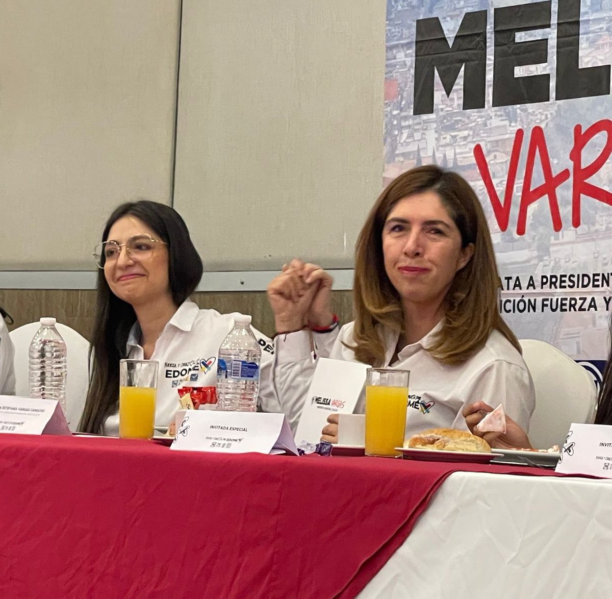 dianavlzs's tweet photo. ¡LAS MUJERES DE TOLUCA YA DECIDIERON!

Cerca de mil mujeres de diversos sectores, escucharon y arroparon el proyecto por una #TolucaDePrimera de @melissavargasmx ☝🏻❤️

Las mujeres haremos valer nuestra voz porque cuando avanza una, 

¡AVANZAMOS TODAS! https://t.co/E4MLF83bAM