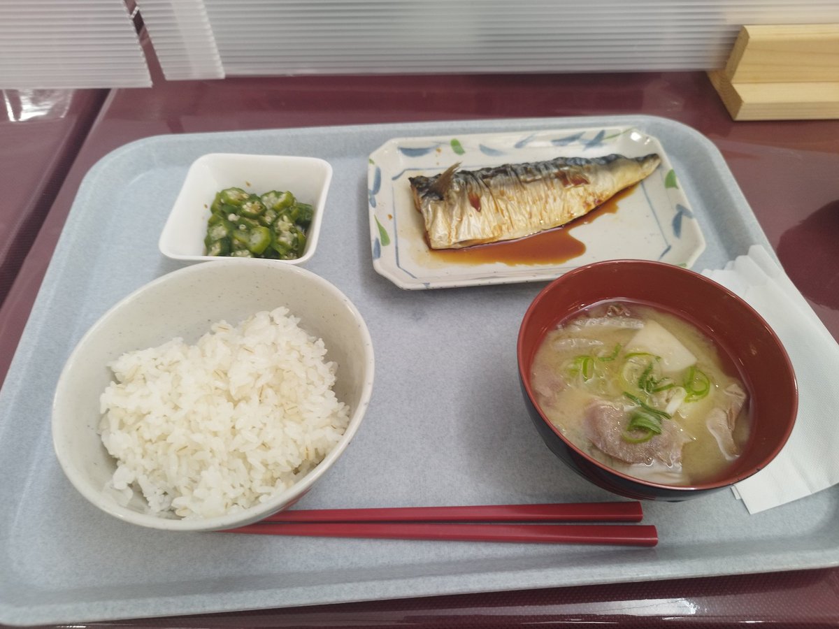 運良く座れたけど、大学見学の高校生いて学食パンクしてます