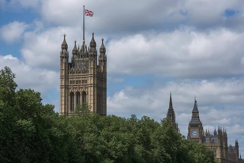 英国议会宣布正式解散。英国首相苏纳克此前宣布，英国将于7月4日举行大选。