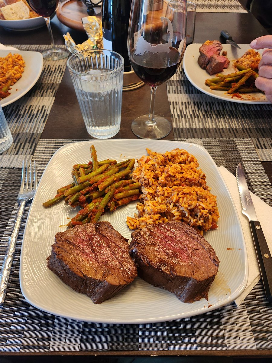 Had a great dinner courtesy of my visiting parents: roast beef tenderloin with sides. Both were my late grandma's recipes: string beans with tomato & meat risotto. The beef was perfectly cooked & the sides were killer. Delicious Barolo to drink.

#twittersupperclub