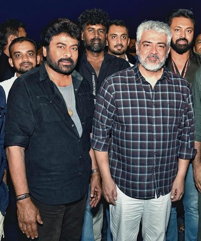 What a pic! Two mass heroes who were shooting for their forthcoming films meet on a studio floor 🔥! #Chiranjeevi #AjithKumar