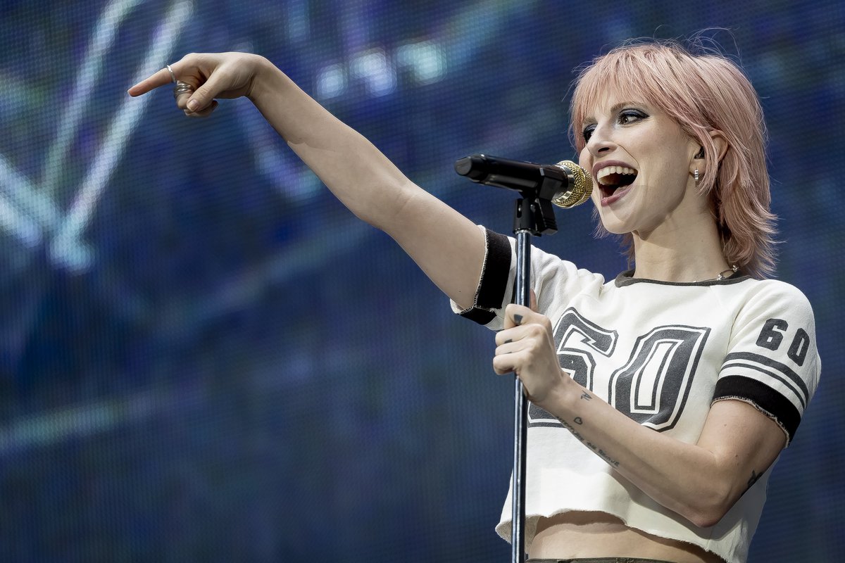 Hayley durante a apresentação do Paramore na The Eras Tour na Espanha. 🩷 (📸: @etnow)