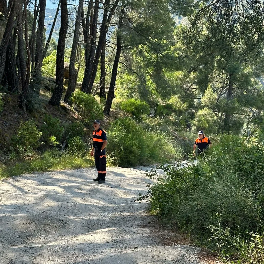 Pcbomberosvla's tweet photo. Un día más, nos unimos a los compañeros de Protección Civil junto con Guardia Civil, emergencias de CyL y los numerosos voluntarios allí congregados, con el objetivo de encontrar el paradero del hombre desaparecido hace días en Navahondilla, sin resultado concluyente. https://t.co/BkxDHC7ugh