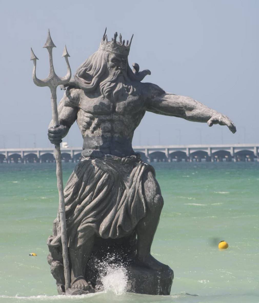 ¡Nuevo atractivo en #Progreso! 🔱 Les comparto como se ve la estatua de Poseidón de tres metros de altura dentro del mar, nuevo atractivo turístico del Malecón de #Progreso. Felicidades al Ayuntamiento de Progreso por seguir mejorando la imagen del puerto en beneficio de las