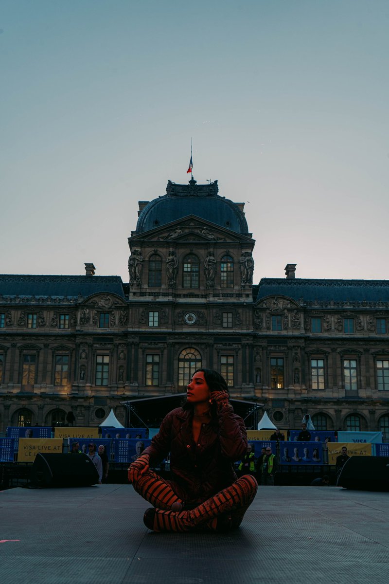 el calentón de PR en el Louvre. Gualero en el Louvre. Nao con ustedes en el Louvre. 🇵🇷🧡🧡🧡