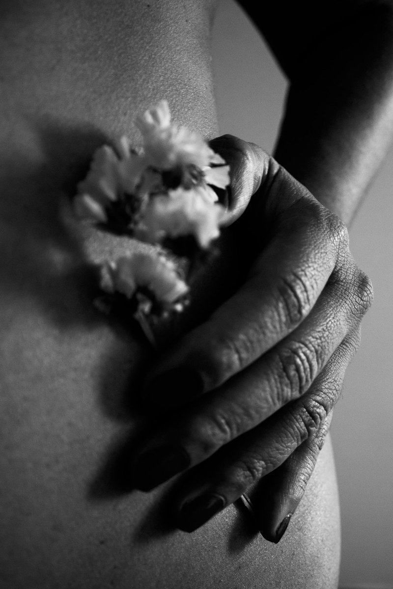 De mi nueva serie de #autorretratos ya uno está presente en una exposición colectiva llamada "Paisajes Emocionales" un proceso creativo hermoso, la primera foto es la de la expo, y a la derecha está la #fotografía original 🥰❤️📷 
Muy feliz por esto logro 💯