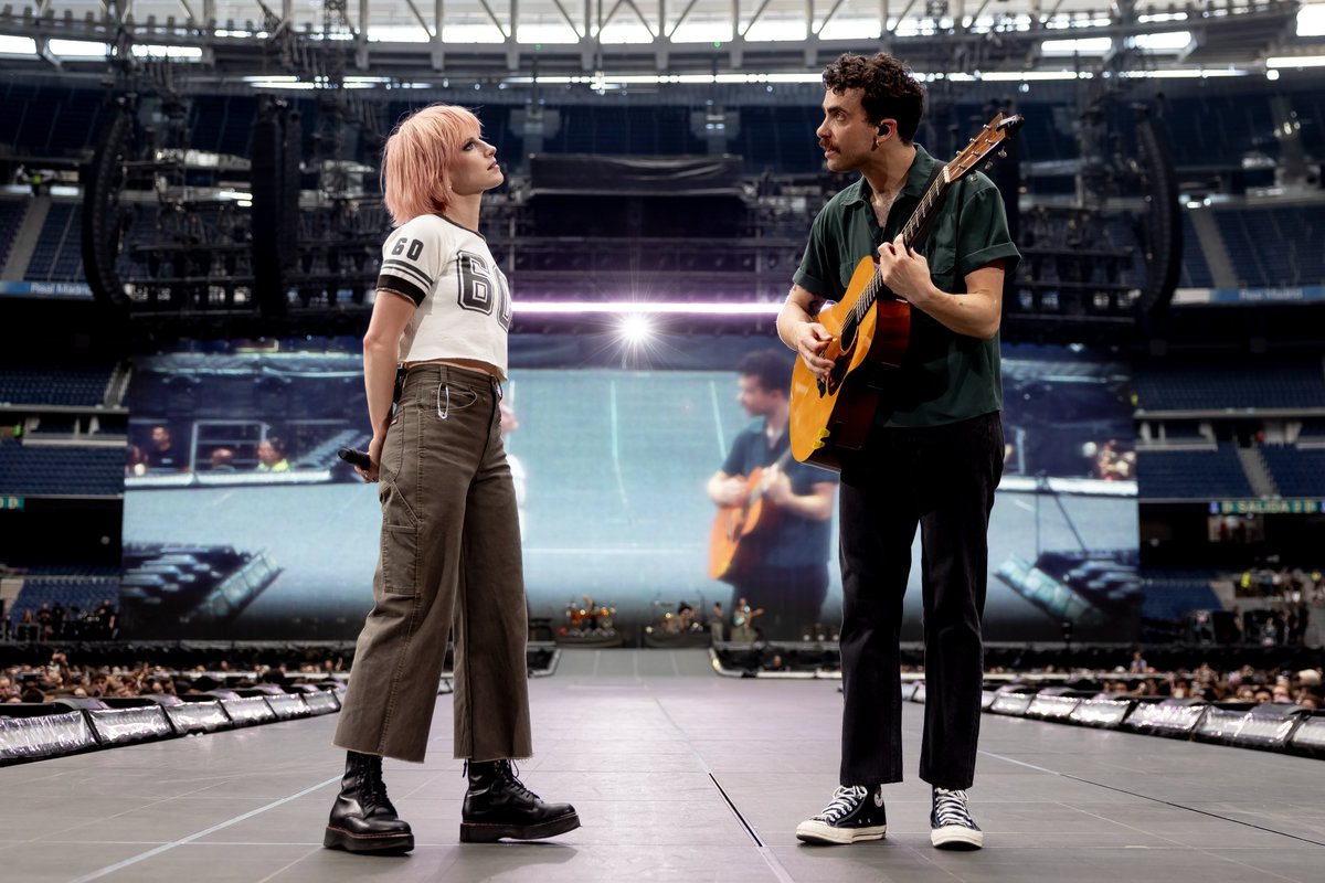 Hayley e Taylor no palco da #MadridTStheErasTour. 💘 (📸: @etnow)