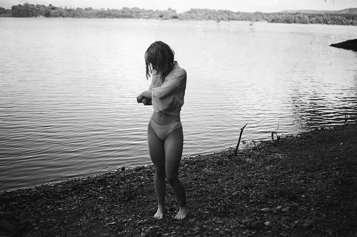 «First Film» part: 2/3
📷𝗖𝗮𝗻𝗼𝗻 𝗘𝗢𝗦 𝟭 + 𝗦𝗶𝗴𝗺𝗮 𝟮𝟬𝗺𝗺 𝗳/𝟭.𝟰 𝗔𝗿𝘁 
🎞𝗞𝗲𝗻𝘁𝗺𝗲𝗿𝗲 𝗣𝗔𝗡 𝟭𝟬𝟬