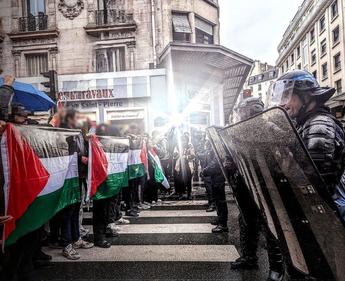 🇫🇷🇵🇸📸 L'image du jour : des manifestants pro-palestiniens faisant face aux forces de l'ordre à Paris.