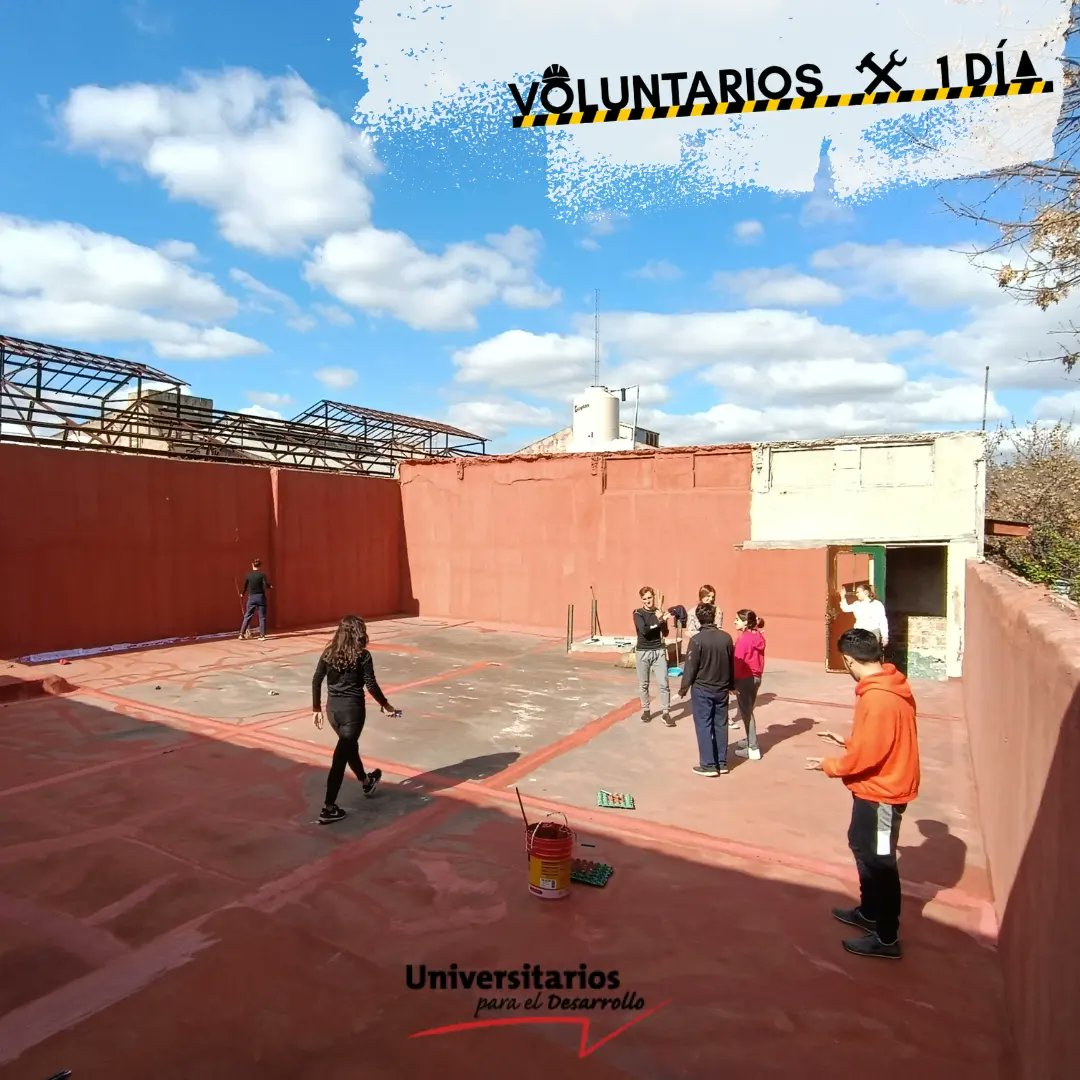 UPDesarrollo's tweet photo. 📣El pasado sábado 18 de mayo tuvimos el primer #VoluntariosX1día (VPD) de este año.
⚒️Estuvimos impermeabilizado el techo de la capilla para poder pintarla dentro y demarcado líneas del patio. 
Gracias a los que se sumaron!
Nos vemos en el próximo VPD! https://t.co/PaukJtatND