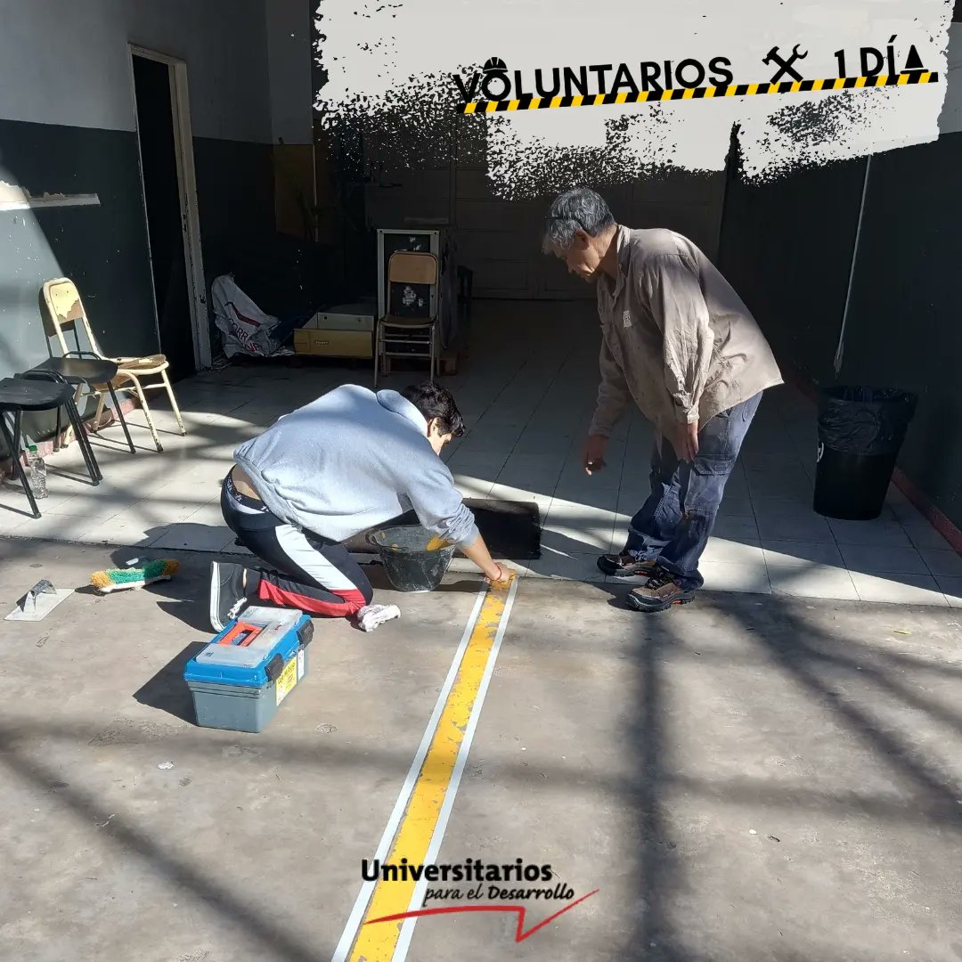 UPDesarrollo's tweet photo. 📣El pasado sábado 18 de mayo tuvimos el primer #VoluntariosX1día (VPD) de este año.
⚒️Estuvimos impermeabilizado el techo de la capilla para poder pintarla dentro y demarcado líneas del patio. 
Gracias a los que se sumaron!
Nos vemos en el próximo VPD! https://t.co/PaukJtatND