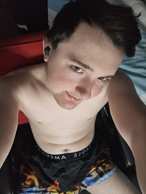 Hey guys im now live on chaturbate xtylercam69 https://t.co/ZRjEln7st3