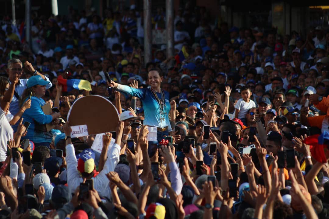 MVelazcoM's tweet photo. ¡El tiempo se les acabó!

El país se ha expresado masivamente en cada rincón donde ha pasado @MariaCorinaYA llevando el mensaje de libertad y reunificación de la familia.

Los venezolanos estamos a 60 días de hacer historia, votando por @EdmundoGU cómo próximo Presidente de Venezuela. 🇻🇪