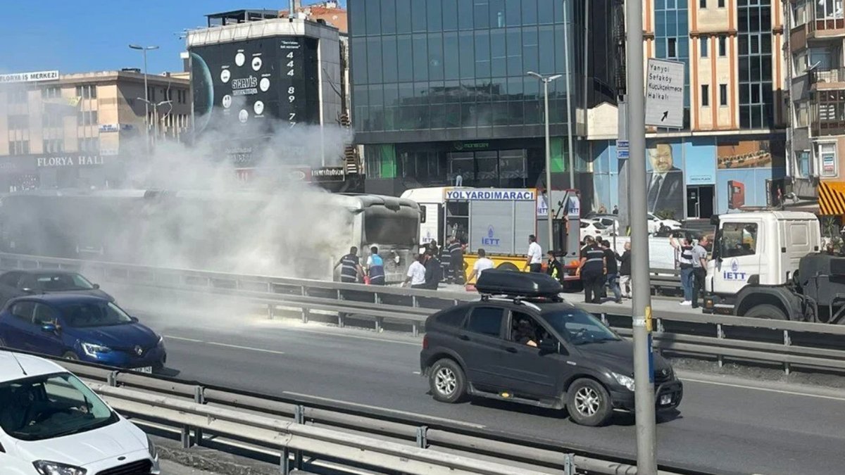 🔥 İstanbul'da metrobüs yangını: İstanbul Küçükçekmece’deki Beşyol metrobüs durağında bir metrobüste yangın çıktı. İtfaiye ekiplerinin müdahalesi sonucu yangın söndürüldü. krttv.com.tr/gundem/istanbu…