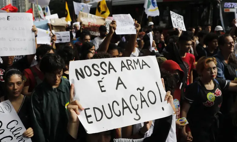 jhonatanalmada's tweet photo. Existem dois campos de batalha fundamentais para o futuro da educação pública no Brasil hoje.
1) São Paulo
2) Paraná

Ambos combinam reformas educativas regressivas idealizadas por atores exógenos que se vendem e vendem educação.
a) militarização
b) privatização

Dois processos combinados que buscam desacreditar o caráter civil da escola pública e destruir seu caráter público privatizando-a por dentro.

É assustadora a complacência do Ministério Público, da Defensoria e do Tribunal de Contas desses estados.