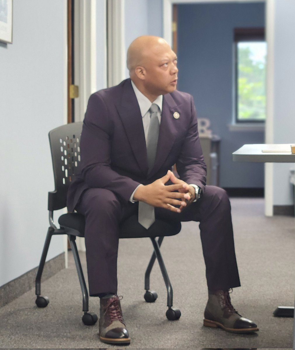 MDDelegateavj's tweet photo. Rise and shine! Time for an early morning meeting before I head to Joppatowne High School's graduation. Oh, and of course, I had to bring out the purple people eater for the Mariners. Gotta represent

#AndreVJohnson #JoppatowneHigh #whereisandre #trusttheprocess #BeGreatOnPurpose https://t.co/q3ctJfjht9