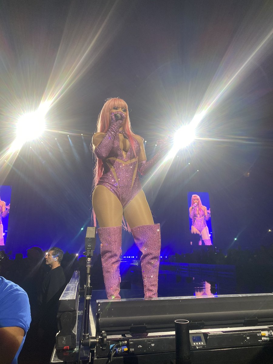 ETMaraj's tweet photo. i think about the fact i was this close
to nicki every second of the day https://t.co/vRcyIaEWTc