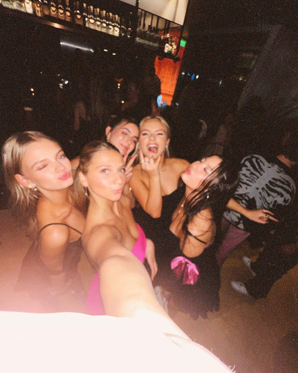 emilymitless's tweet photo. [EVENT] Emily at the movie premiere of "Step Aside" with her friends (December 6, 2023)

© pressley, lillycourbron

#EmilyKelavos https://t.co/jN077tC3V6