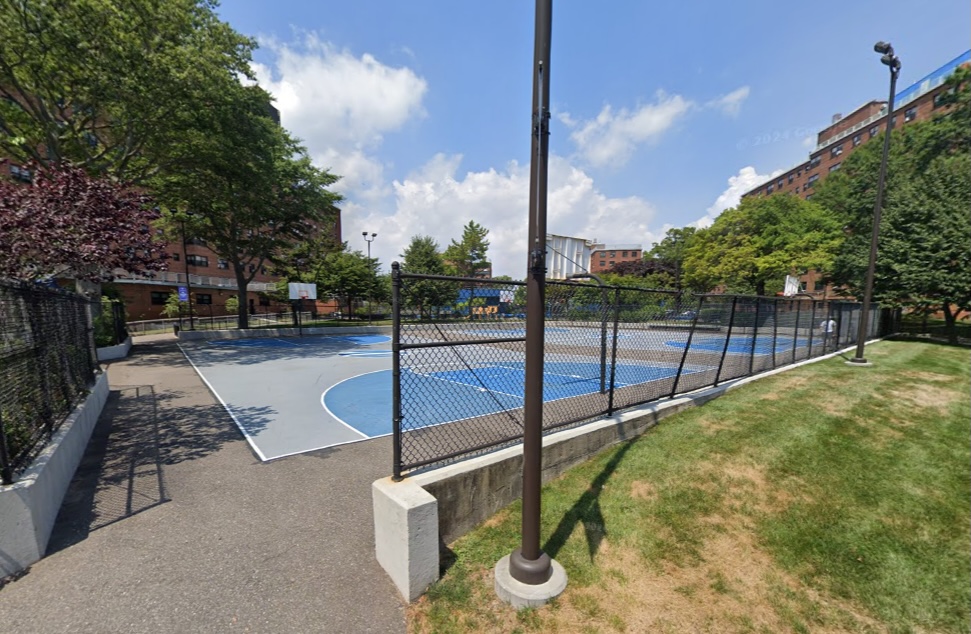 Two teens shot on NYC basketball court by bike-riding gunman: sources trib.al/8oN3Ode