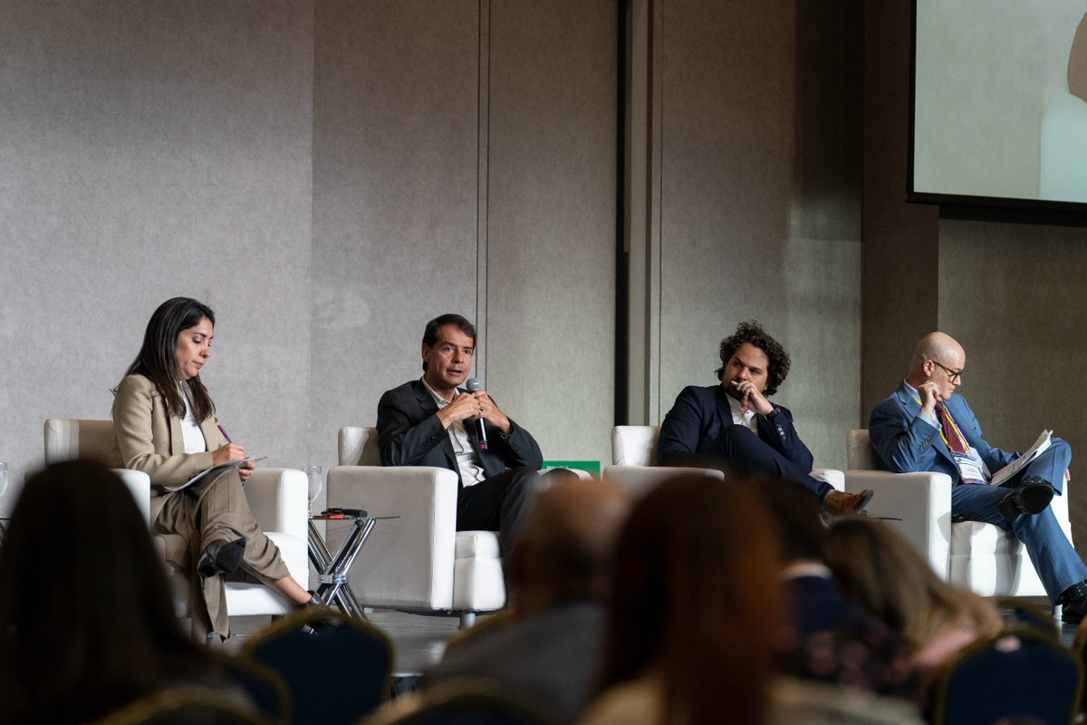 CancilleriaCol's tweet photo. Este evento fue organizado por la Cancillería y en conjunto con el @MincomercioCo y gremios del sector empresarial como la Cámara de Comercio Colombo Americana (@AmChamCol); el Consejo de Empresas Americanas (@CEAColombia); el Consejo Empresarial Colombia-Estados Unidos (@USCOLBC) compuesto por la Asociación de Empresarios de Colombia @ANDI_Colombia, la Cámara de Comercio de Estados Unidos; y la Asociación Nacional de Comercio Exterior (@AnaldexColombia).